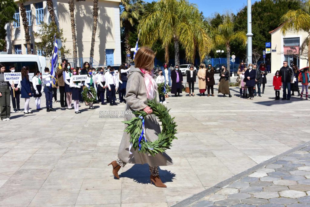 Κατάθεση στεφάνων από σχολεία του Ναυπλίου στα ηρώα της πόλης