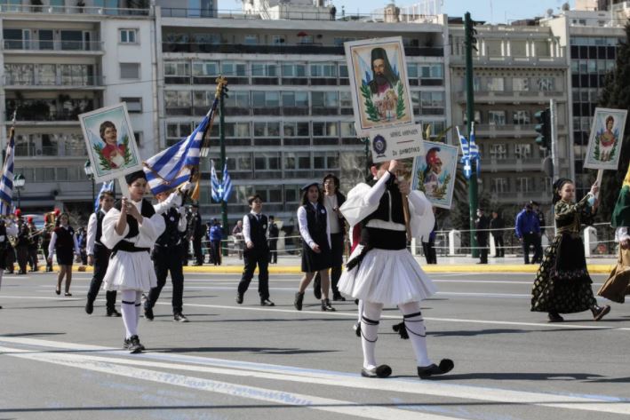 Με τους ήρωες του ’21 στα χέρια και μηνύματα για ειρήνη η μαθητική παρέλαση στην Αθήνα – Στήριξη στην ομογένεια της Ουκρανίας