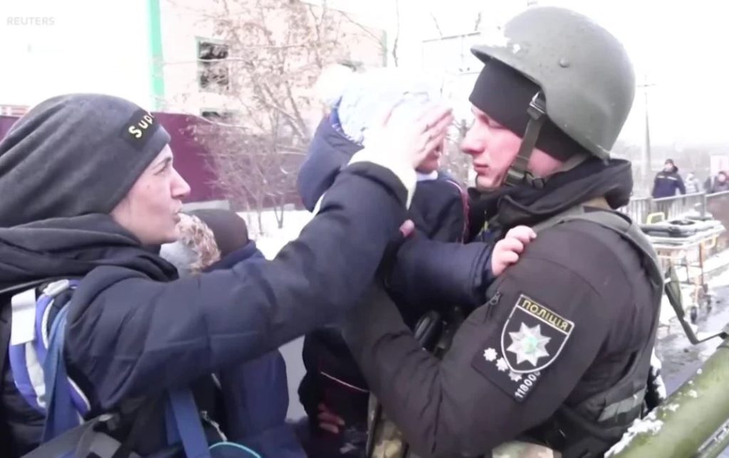 Πόλεμος στην Ουκρανία: Η στιγμή που αγοράκι αποχαιρετάει τον πατέρα του (ΒΙΝΤΕΟ)