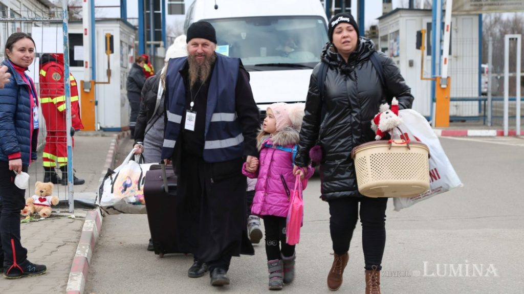 Ιερείς στην πρώτη γραμμή υποδοχής προσφύγων από την Ουκρανία