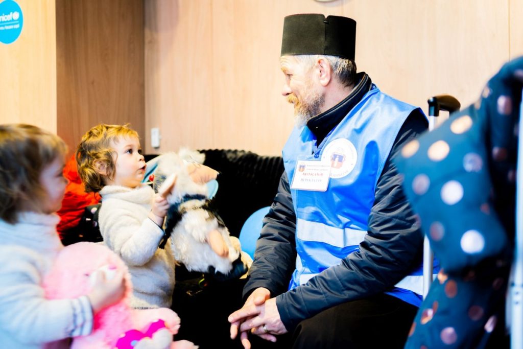 Μικρές στιγμές χαράς για τα προσφυγόπουλα από την Ουκρανία