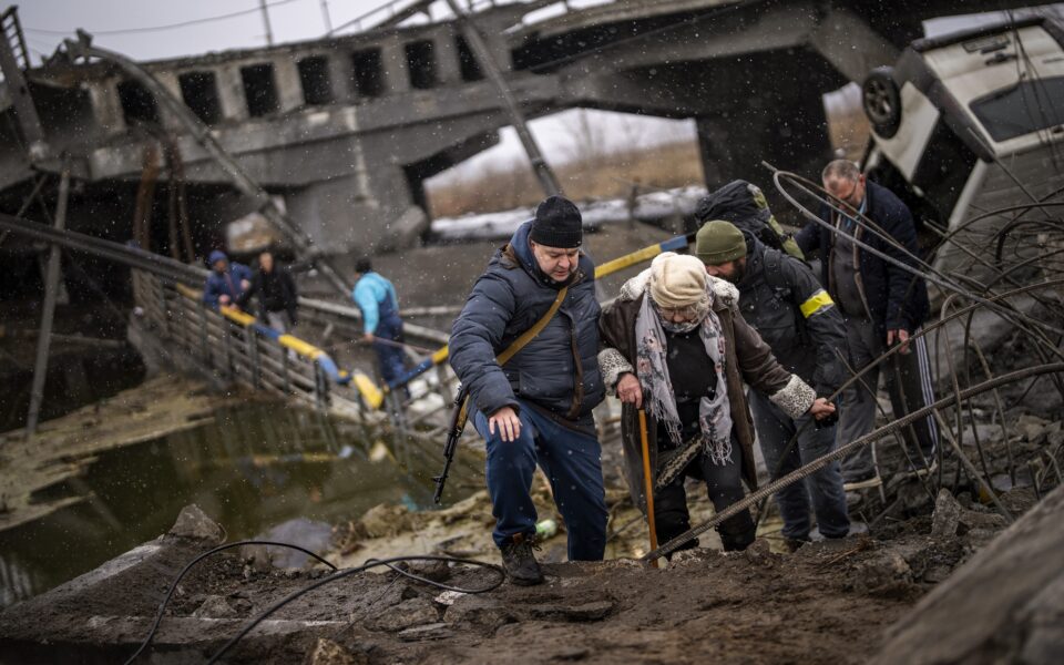 Κρίσιμες ώρες για τις επαφές Ουκρανίας και Ρωσίας εν μέσω 8ης ημέρας συγκρούσεων – Συνεχίζεται η υποδοχή προσφύγων