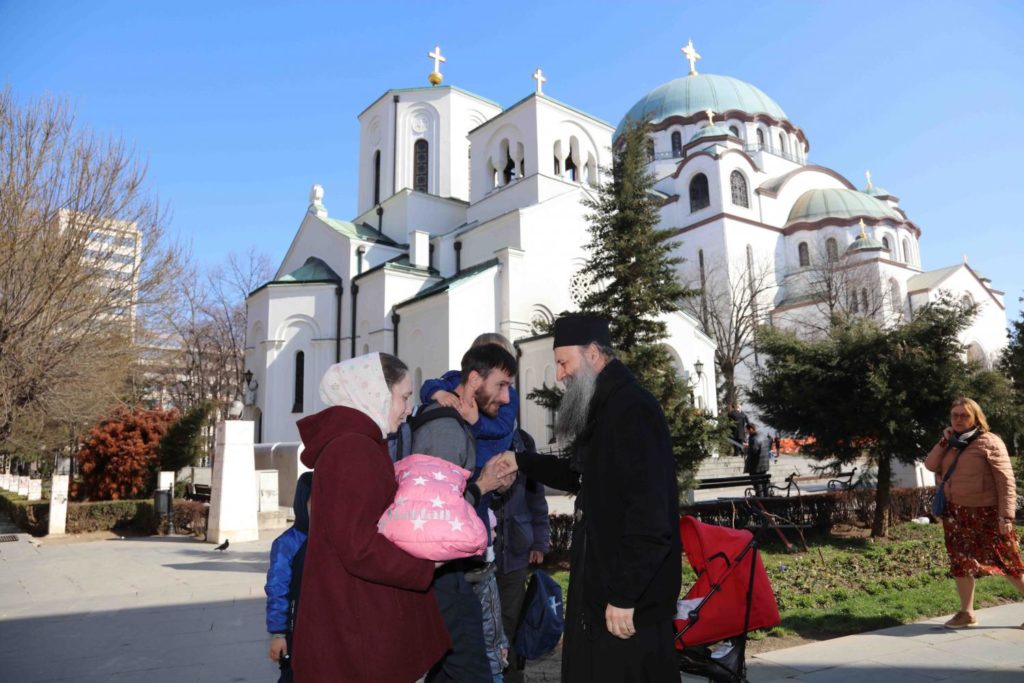Ο Πατριάρχης Σερβίας δίπλα στους πρόσφυγες από την Ουκρανία