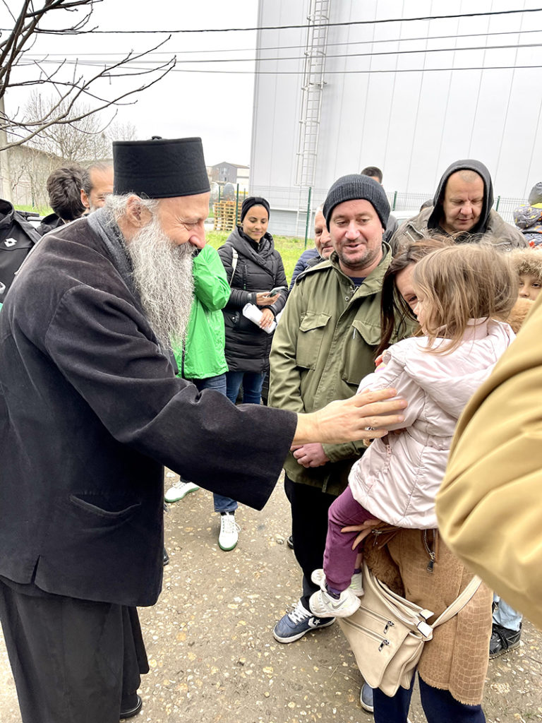 Патријарх Порфирије поделио хуманитарну помоћ вишедетним породицама