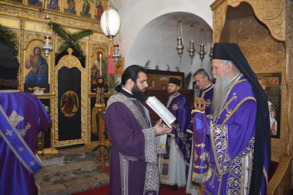 Митрополит Јоаникије на Велику сриједу богослужио у Цетињском манастиру