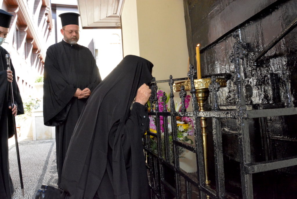 Το κερί και η προσευχή του Οικουμενικού Πατριάρχη για την Εκκλησία και το Γένος στην Κλειστή Πύλη – Νέο μήνυμα για την Ουκρανία