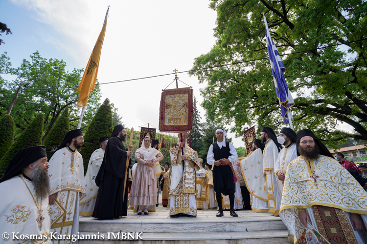 Η Μονή Δοβρά υποδέχθηκε το Λάβαρο της Επανάστασης, 200 χρόνια μετά την ιστορική μάχη – Στις επετειακές εκδηλώσεις και ο Αρχιεπίσκοπος