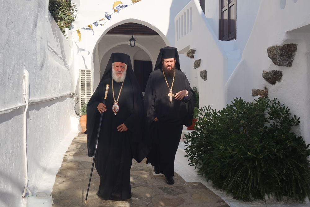 Στο Μοναστηριακό Παρεκκλήσιο του Οσίου Παϊσίου του Αγιορείτου ιερούργησε ο Μητροπολίτης Σύρου