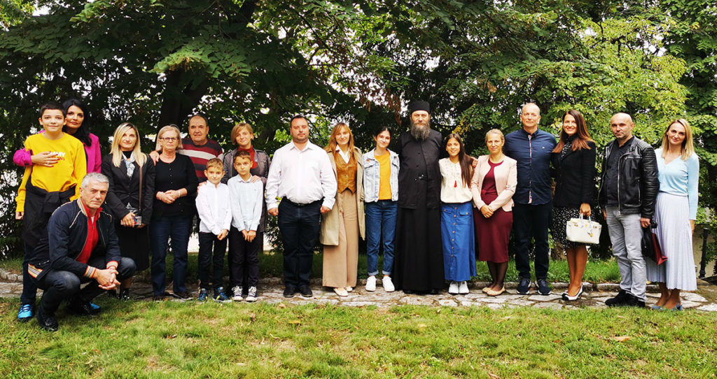 Η Μονή Χιλανδαρίου στηρίζει με υποτροφίες νέους και νέες από τη Σερβία