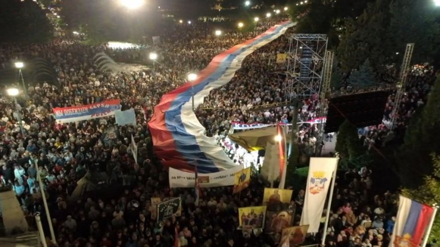 Χιλιάδες Σέρβοι ανταποκρίθηκαν στο κάλεσμα για εθνική προσευχή