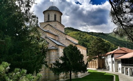 Високи Дечани: Неосноване оптужбе приштинских званичника угрожавају безбедност Цркве
