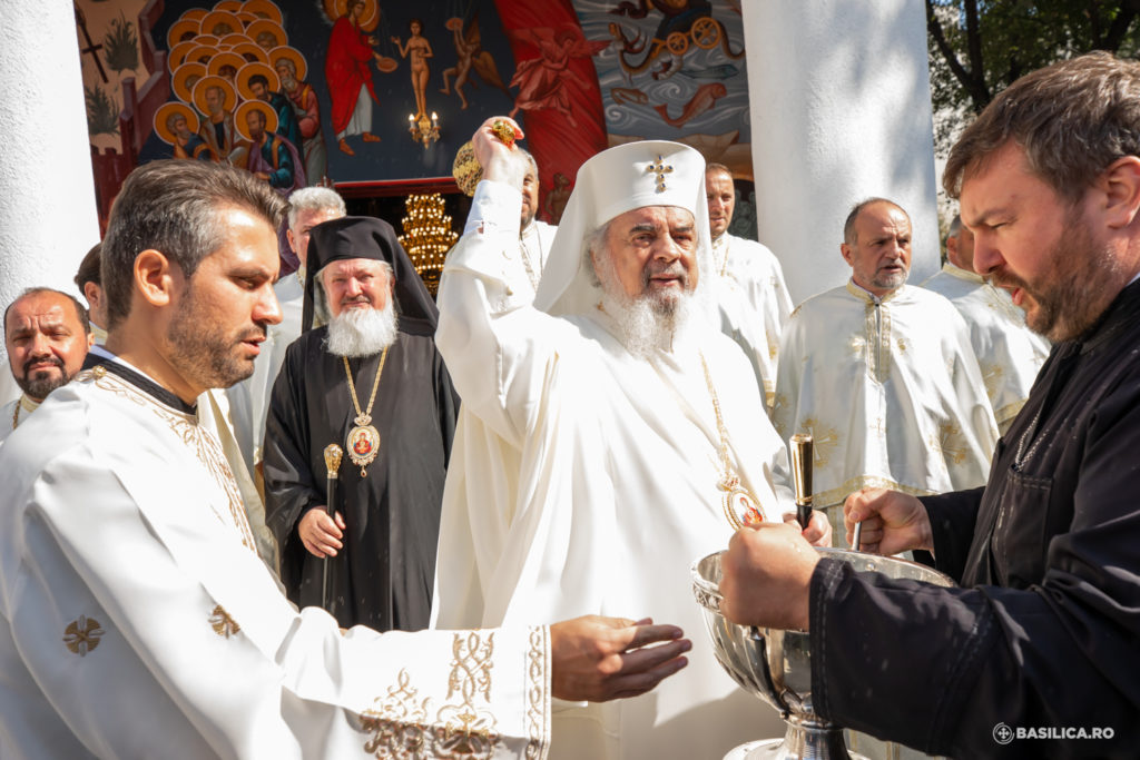 București: Patriarhul Daniel a sfințit pictura unei biserici construite pe terenul donat de fostul ei paroh