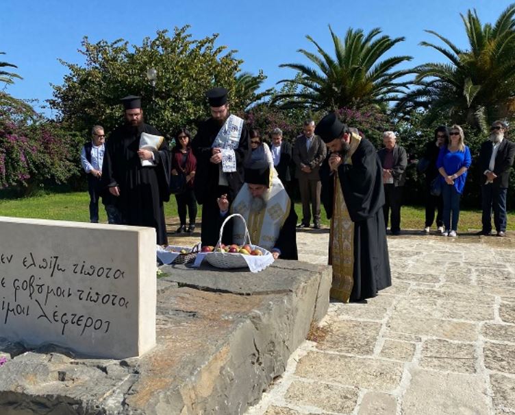 Ο Αρχιεπίσκοπος Κρήτης γονάτισε στον τάφο του Νίκου Καζαντζάκη