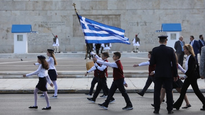 Με τη συμμετοχή 235 σχολείων ολοκληρώθηκε η μαθητική παρέλαση στην Αθήνα