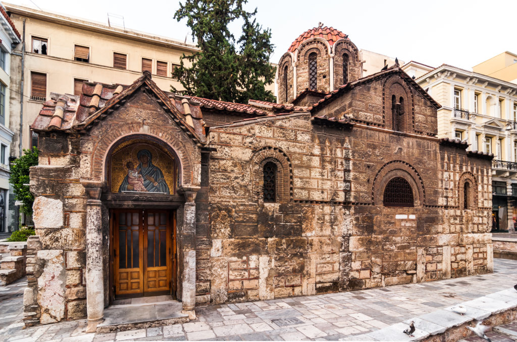 Γιατί ονομάστηκε “Καπνικαρέα” ο ναός στο κέντρο της Αθήνα που γιορτάζει σήμερα