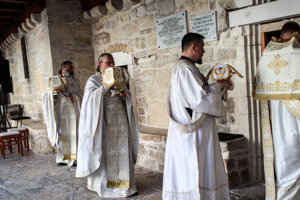 Архијереји Исихије, Јустин и Никодим богослужили у манастиру Крки