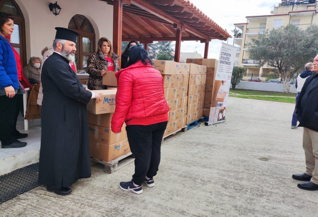 Διανομή δεμάτων σε 150 άπορες οικογένειες της Ιεράς Μητρόπολης Μαρωνείας