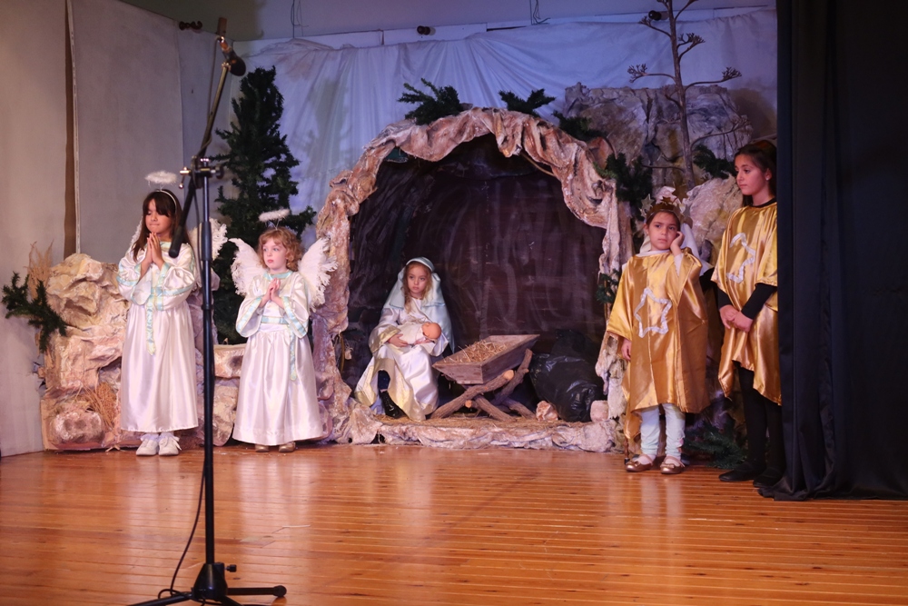 Χριστουγεννιάτικες ευχές και τραγούδια από τα Κατηχητικά Σχολεία Σύρου