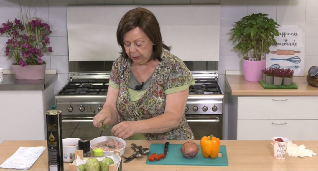 Στην εκπομπή «Στην κουζίνα…» η σύμβουλος διατροφής Μελίνα Σελάλμα ετοιμάζει Κοτόπουλο Μπολονέζ
