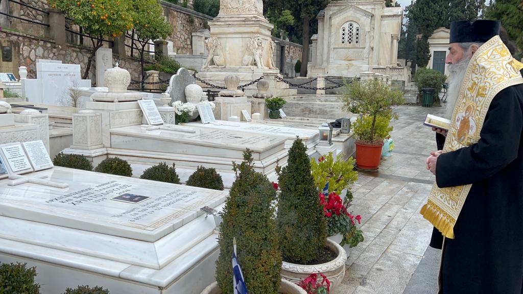 Ο Πειραιώς Σεραφείμ στον τάφο του μακαριστού Αρχιεπισκόπου Χριστοδούλου