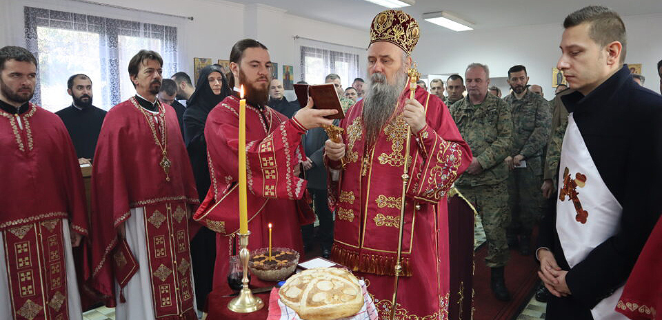 Владика Фотије освештао параклис Светог Теодора Стратилата при касарни у Дервенти