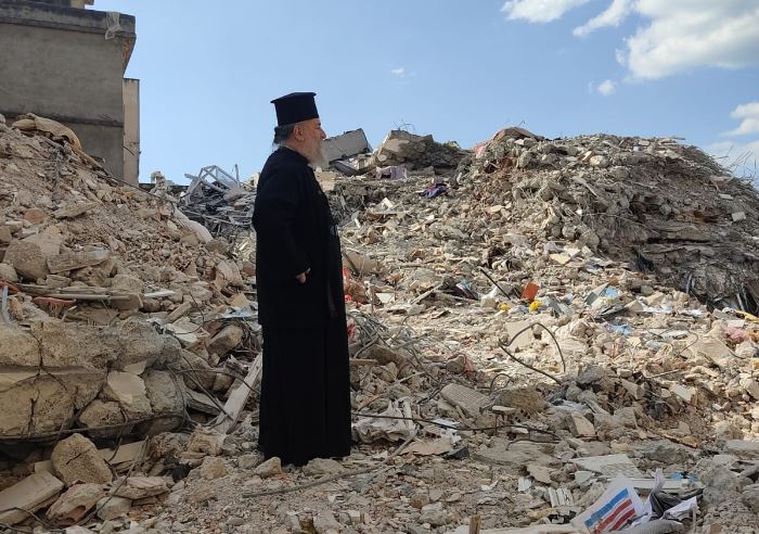 Ο Μητροπολίτης Ίμβρου στα ερείπια που άφησε πίσω του ο σεισμός