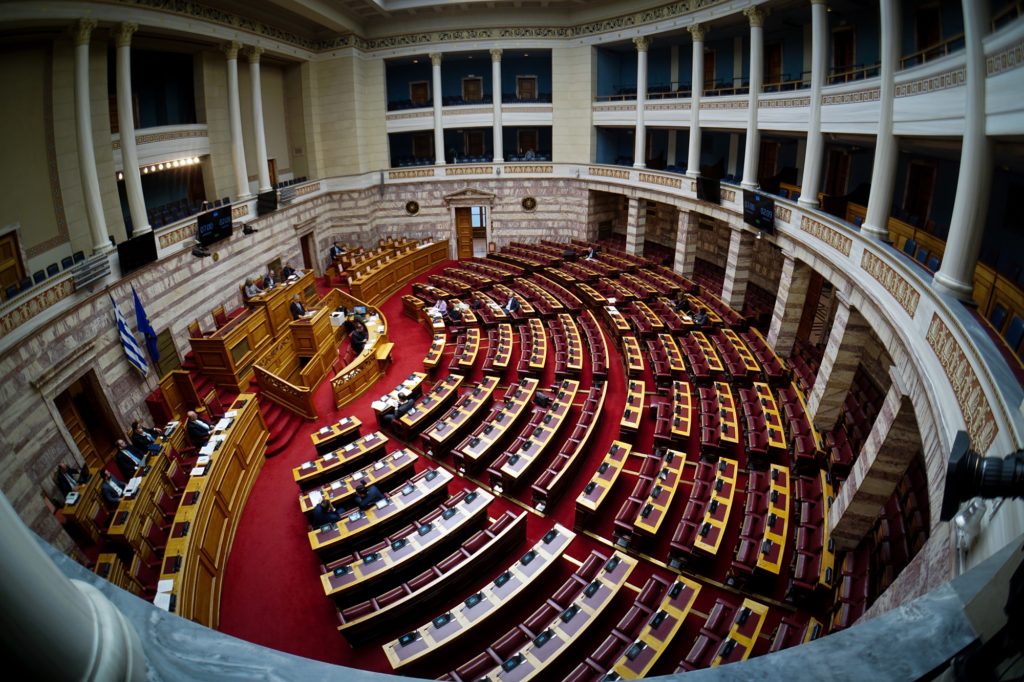 Ενός λεπτού σιγή για τα θύματα του δυστυχήματος στα Τέμπη τηρήθηκε στη Βουλή
