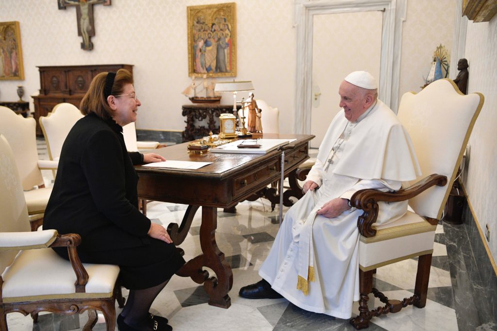 Eπιστολή του Πρωθυπουργού ενεχείρισε η Μενδώνη στον Πάπα για την επιστροφή των θραυσμάτων του Παρθενώνα