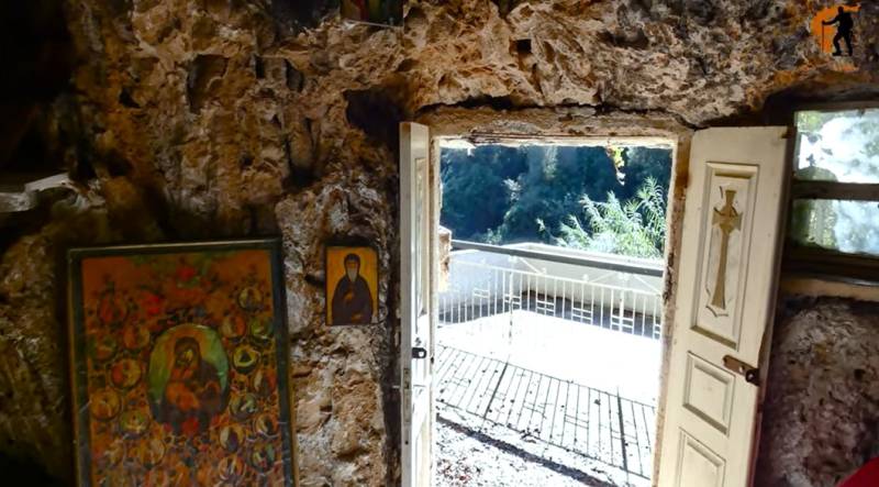 Βραχοπαναγίτσα: Η σπηλαιώδης εκκλησία της Μεσσηνίας από ψηλά (ΒΙΝΤΕΟ)