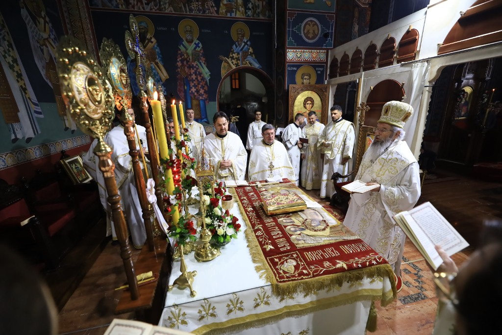 Крагујевац: Данас Христос као сунце засја из гроба, данас грану пролеће у душама нашим