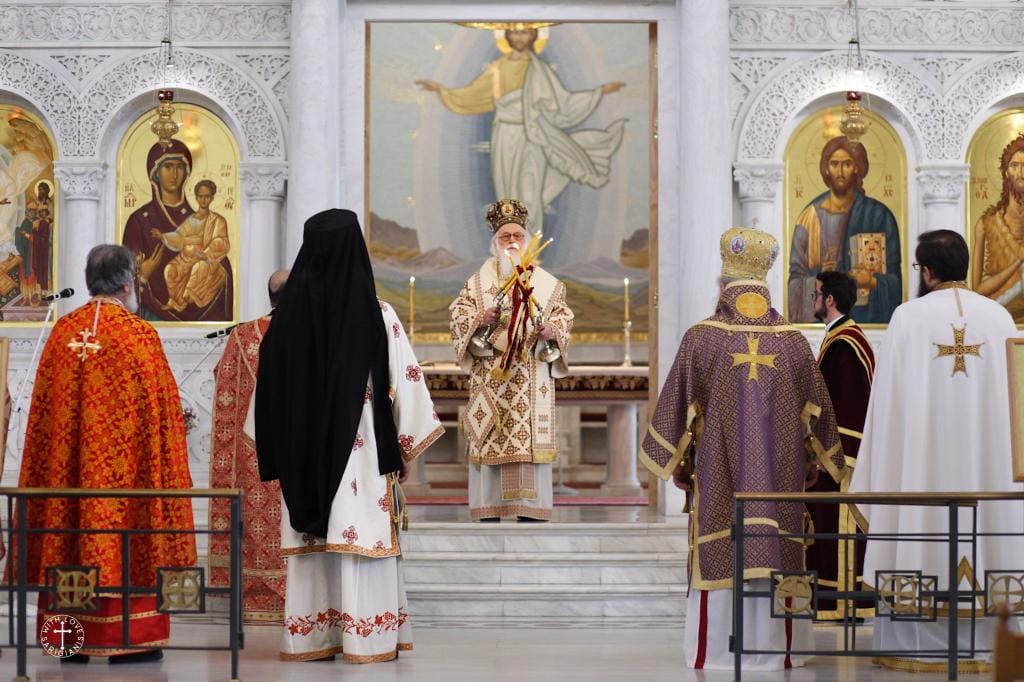 Shërbesa e Mëngjesores dhe Mbrëmësores ndërthurur me Liturgjinë e Shën Vasilit të Madh të së Enjtes së Madhe e të Shenjtë, në Katedralen “Ngjallja e Krishtit”