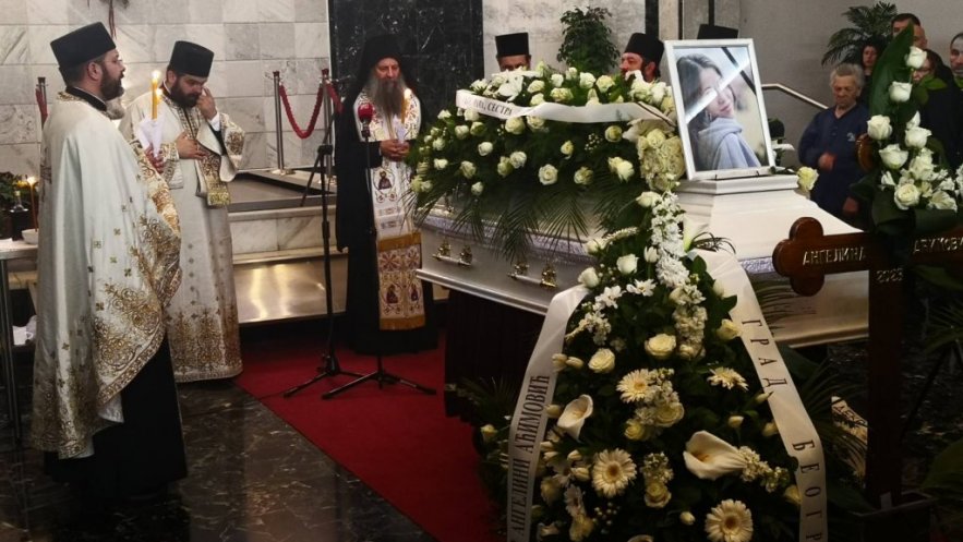 Ο Πατριάρχης Πορφύριος στην νεκρώσιμη ακολουθία ενός από τα θύματα των πυροβολισμών σε σχολείο στο Βελιγράδι (ΦΩΤΟ & ΒΙΝΤΕΟ)