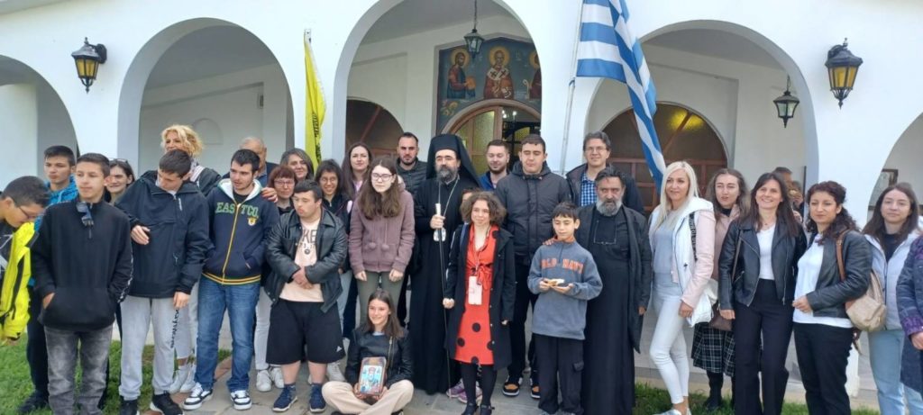 Ο Μητροπολίτης Καστορίας με μαθητές του Ειδικού Γυμνασίου Καστοριάς και του Γυμνασίου Λεχόβου