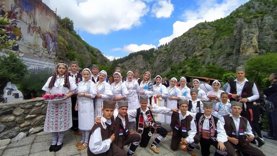 Векови: Смотра дечјих фолклора у манастиру Св. Архангела код Призрена