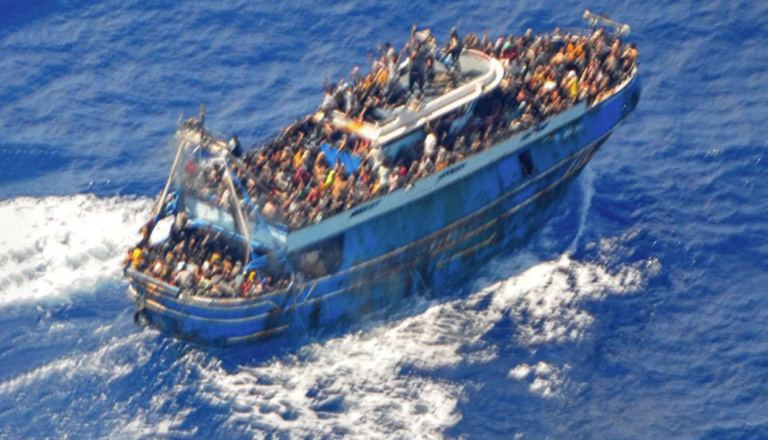 Στη Μαλακάσα οι διασωθέντες μετανάστες του ναυαγίου – Προθεσμία να απολογηθούν ζήτησαν οι 9 συλληφθέντες