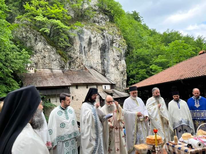 Сабор у манастиру Црна Река крај кивота Светог Петра Коришког