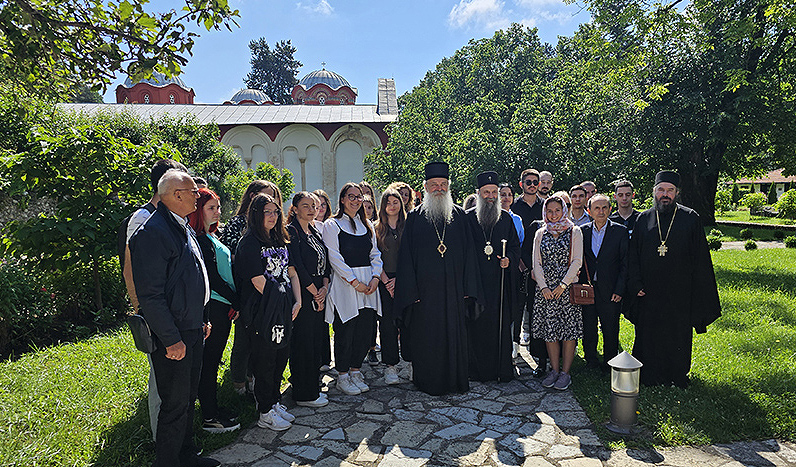 Патријарх Порфирије са својим стипендистима у Пећкој Патријаршији