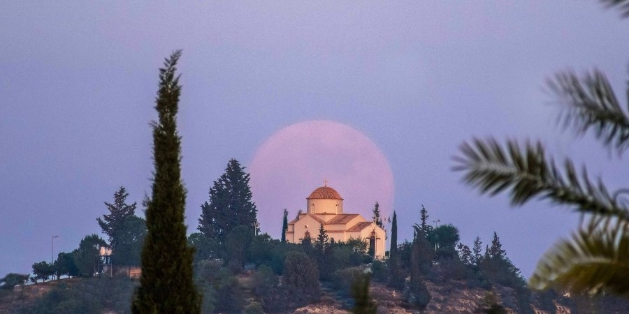 Κύπρος: Το εκκλησάκι με το «φωτοστέφανο» – Μια μοναδική φωτογραφία στη Νήσου