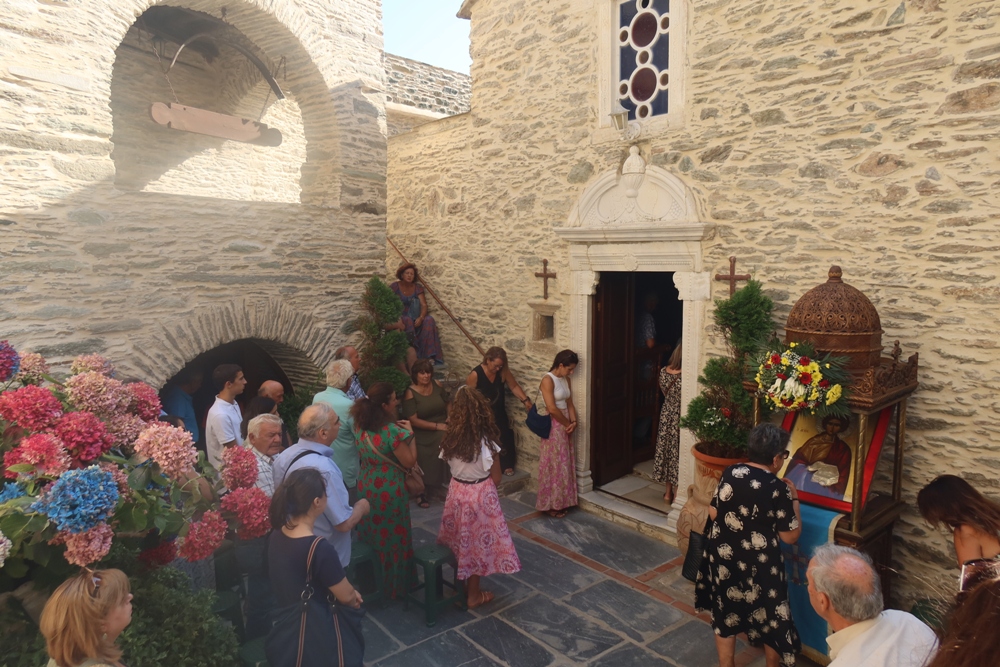 Η εορτή του Αγίου Παντελεήμονα στην Άνδρο – Στο μοναστήρι που ίδρυσε ο Νικηφόρος Φωκάς (ΦΩΤΟ)