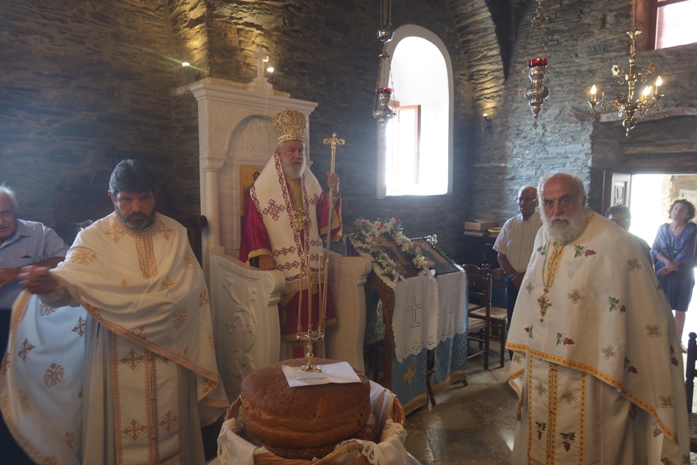 Αρχιερατική Θεία Λειτουργία στην Ιερά Μονή της Αγίας Ειρήνης Χρυσοβαλάντου στα Αποίκια της Άνδρου