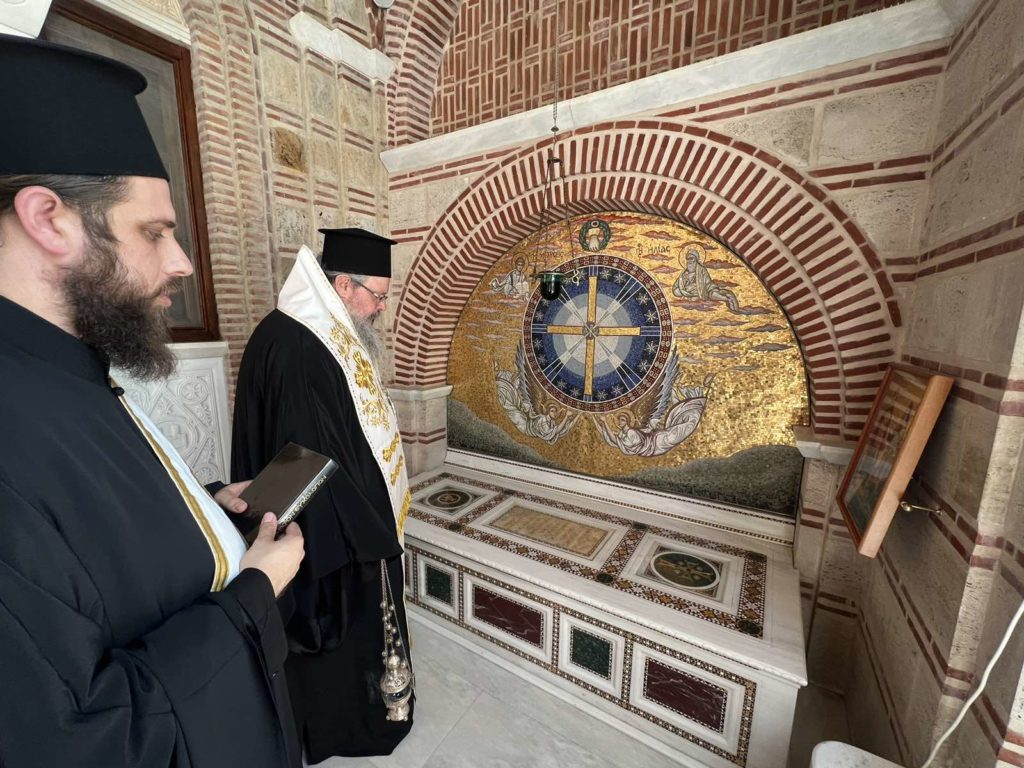 Trisagion at the grave of Geronda Aimilianos former Abbot of the Holy Monastery of Simonos Petra by Metropolitan Ieronymos of Larissa