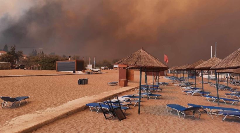 Πυρκαγιά στη Ρόδο: Επιχείρηση απεγκλωβισμού από παραλίες – Επιτάσσονται τα τουριστικά σκάφη