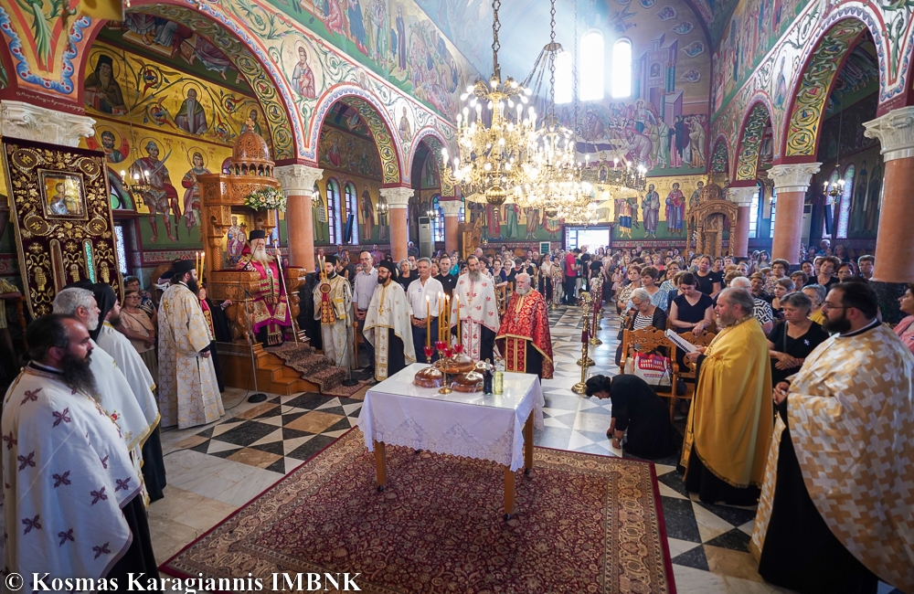 Πλήθος πιστών στον Πανηγυρικό Εσπερινό στην Ιερά Μονή της Αγίας Κυριακής στο Λουτρό