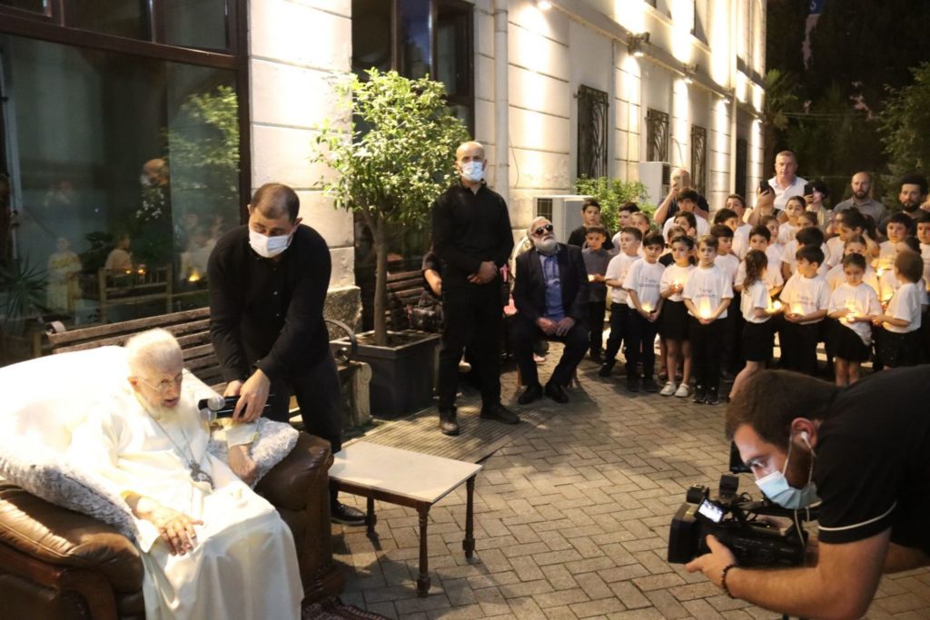 Τα βαφτιστήρια του Πατριάρχη Ηλία τραγούδησαν για τα 90 χρόνια από τη γέννησή του