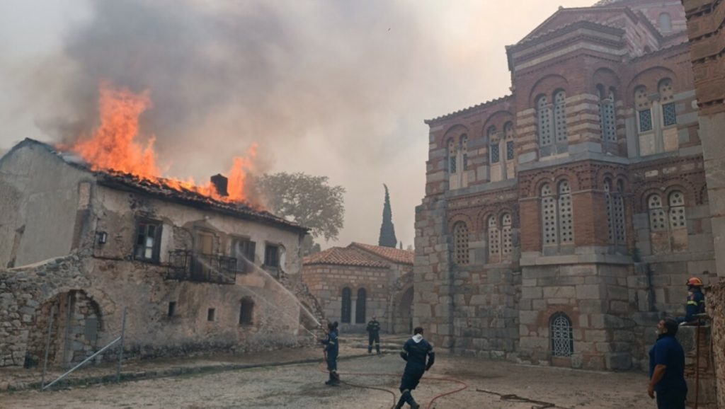 Κάηκαν κτήρια στην ιστορική Ιερά Μονή Οσίου Λουκά στη Βοιωτία – Μητροπολίτης Θηβών: «Το μοναστήρι δεν θα είναι αυτό που ήταν»