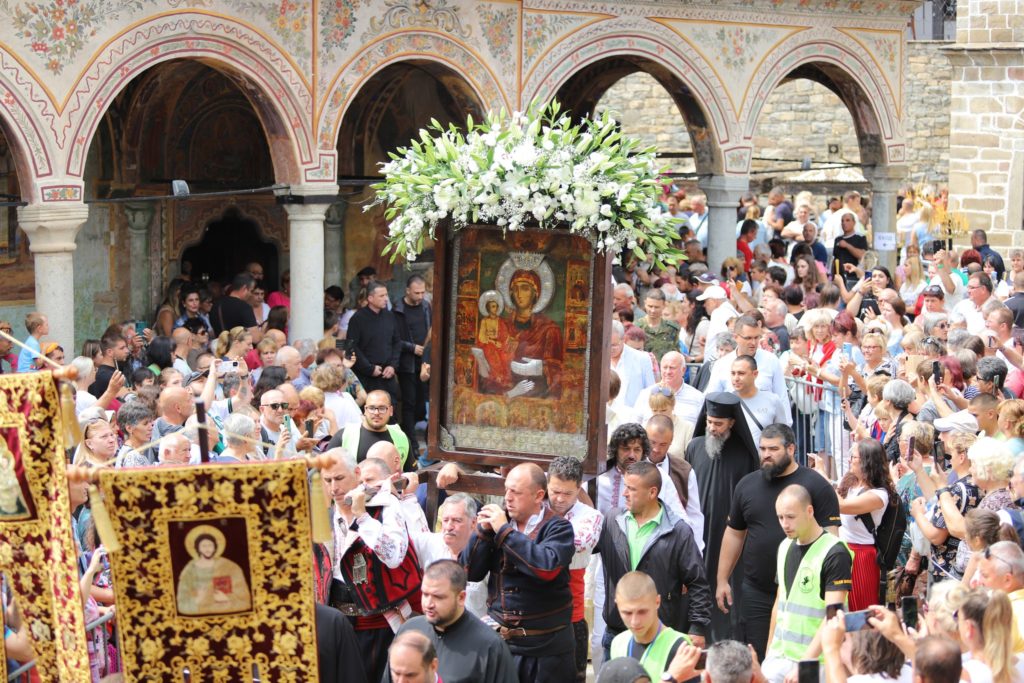 Βουλγαρία: Λαοθάλασσα πιστών στη Λιτανεία της Παναγίας Τριχερούσας