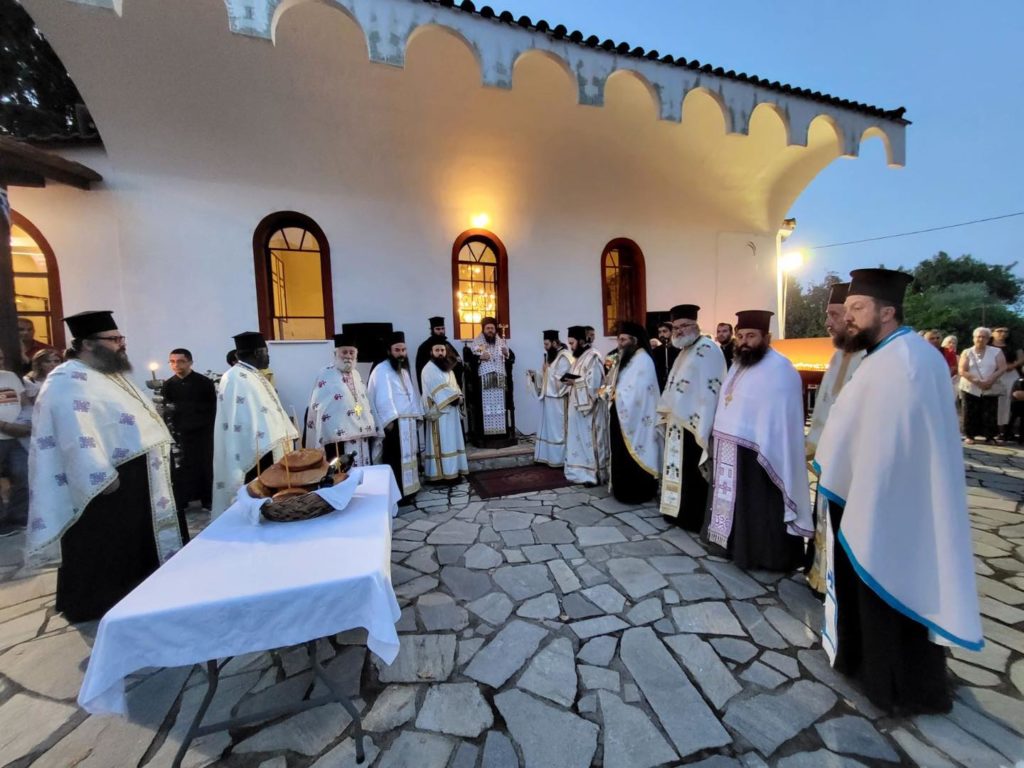 Πλήθος πιστών στο πανηγυρίζον παρεκκλήσι του Αγίου Φανουρίου στο Κιλκίς