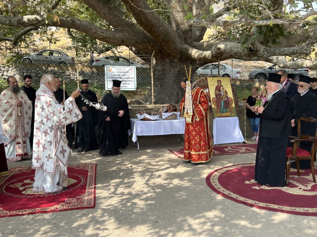 Εικόνες από την υπαίθρια Θεία Λειτουργία στην Σπηλιά Ίμβρου – Συμπροσευχόμενος ο Οικουμενικός Πατριάρχης