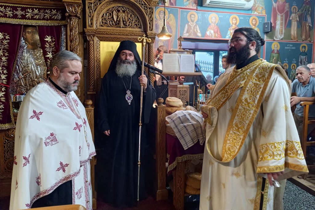 Ο Επίσκοπος Αμαθούντος στο πανηγυρίζον παρεκκλήσι του Αγίου Φανουρίου στη Λαϊκή Λευκοθέας