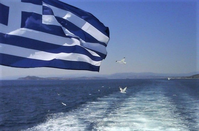 Καβάλα: Βούλγαρος κατέβασε την ελληνική σημαία από το λιμάνι – Φώναζε «εδώ είναι Βουλγαρία»